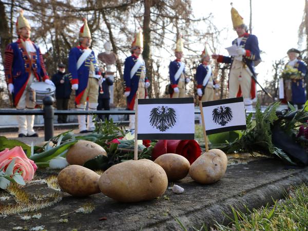 Kartoffeln auf dem Grab Friedrich II. im Park Sanssouci.