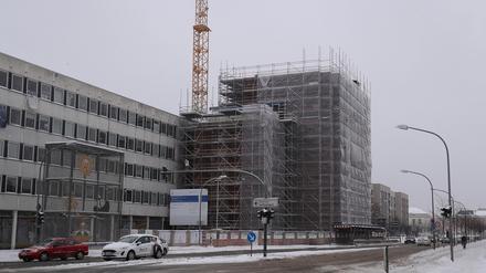 Turmbau zu Potsdam: Derzeit ruhen die Maurerarbeiten wegen des kalten Wetters.