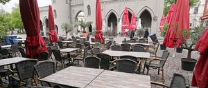 In Potsdam machen sich Cafés und Restaurants für die Öffnung der Außengastronomie bereit.