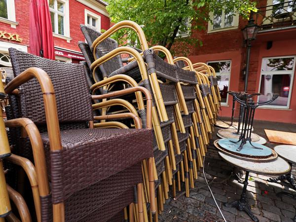 Vor dem Café Heider und dem XXL-Restaurant werden die Stühle eingeräumt. Inhaber Rene Dost verzichtet auf das Terrassengeschäft.