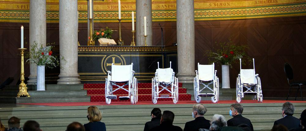 Vier weiße Rollstühle standen beim Gedenkgottesdienst in der Nikolaikirche für die vier getöteten Menschen. 