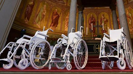 Weiße Rollstühle erinnerten beim Gedenkgottesdienst am 6. Mai 2021 in der Nikolaikirche an die vier Getöteten. 
