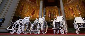 Weiße Rollstühle erinnerten beim Gedenkgottesdienst am 6. Mai 2021 in der Nikolaikirche an die vier Getöteten. 