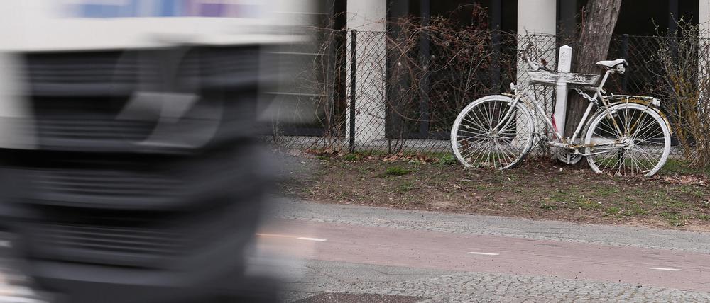 Bislang stehen in Potsdam fünf Geisterräder, hier an der Pappelallee, die an getötete Radfahrer erinnern. 