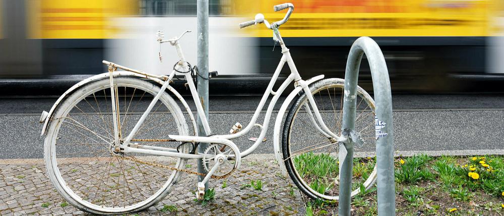 Geisterräder erinnern auch in Potsdam an tödlich verletzte Radfahrer - wie hier in der Friedrich-Ebert-Straße.