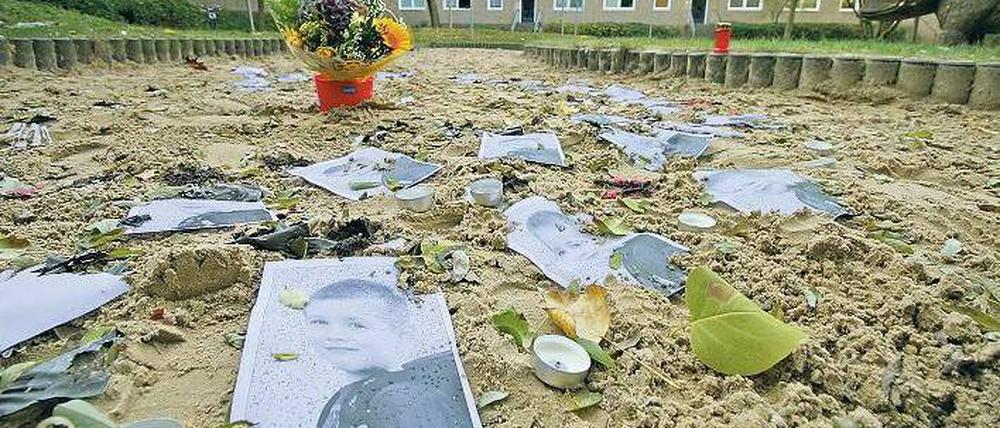 Auf dem Spielplatz vor dem einstigen Wohnhaus von Elias und seiner Mutter erinnerten Fotos, Kerzen und Blumen an den Jungen.