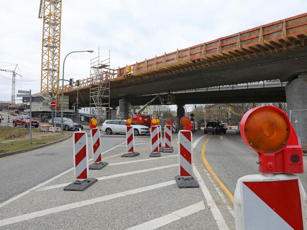 Noch bis in den Herbst werden neue Hochstraßenbrücken für die Nuthestraße gebaut.