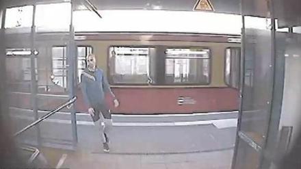 Gesuchter mutmaßlicher Vergewaltiger auf Aufnahmen einer Videokamera auf einem S-Bahnhof.