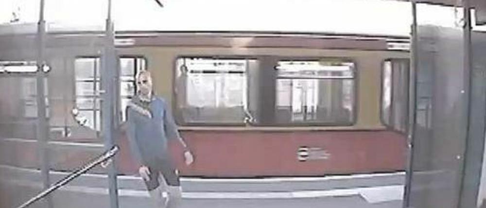 Gesuchter mutmaßlicher Vergewaltiger auf Aufnahmen einer Videokamera auf einem S-Bahnhof.