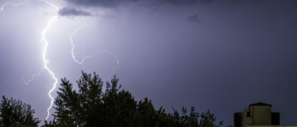 Laut einer Prognose des Deutschen Wetterdienstes können Unwetter noch bis in die Nacht auftreten.