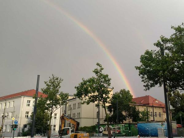 Schöner Anblick mitten im Gewitter: ein Regenbogen an Potsdams Himmel.