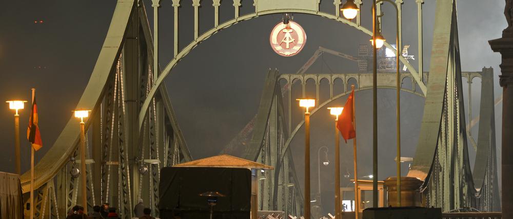 Für den Filmdreh eines Agenten-Thrillers von Hollywood-Regisseur Steven Spielberg wurde die historische Glienicker Brücke komplett gesperrt.