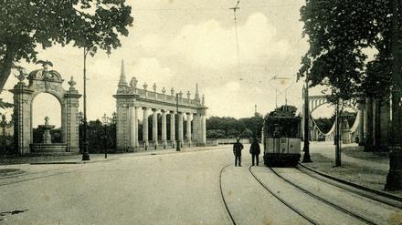 Diese Postkarte mit der Glienicker Brücke wurde 1912 verschickt und stammt aus der Publikation "Die Berliner Vorstadt von Potsdam auf historischen Postkarten". 