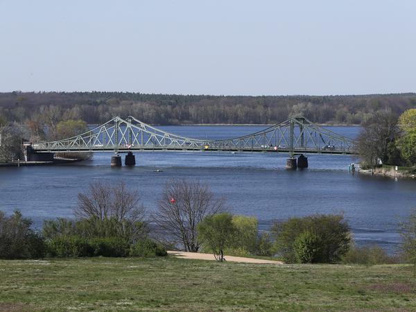 Die Glienicker Brücke ist ein Symbol der Teilung. Noch heute hat die Brücke zwei Farbtöne.