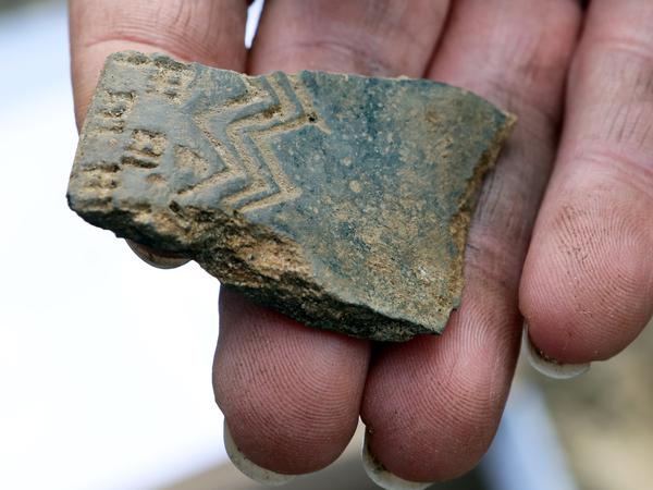 Das Fragment eines über 5000 Jahre alten Trichterbechers.