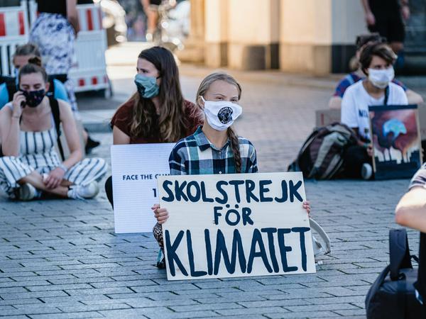 Klimaaktivistin Greta Thunberg (M) und weitere AktivistInnen von Fridays for Future demonstrieren vor dem Brandenburger Tor in Berlin für das Klima. 