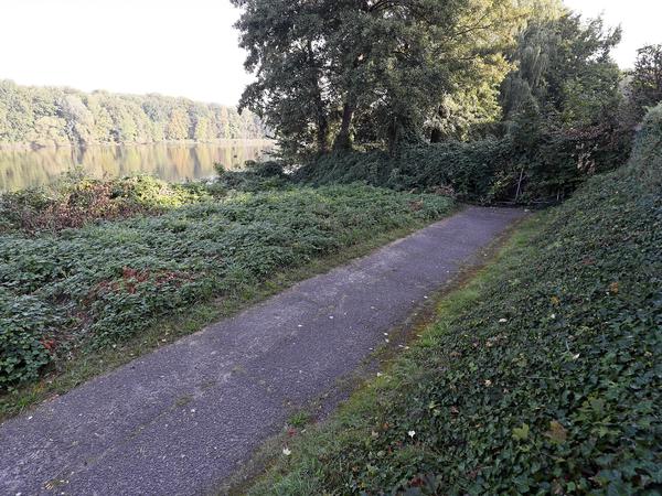 Abgesperrter Uferweg am Griebnitzsee in Potsdam am 22. September 2020.