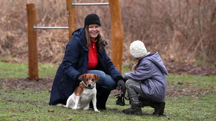 Grit Hübener, hier mit Tochter und Hund, ist erleichtert über die neuen Regeln. 