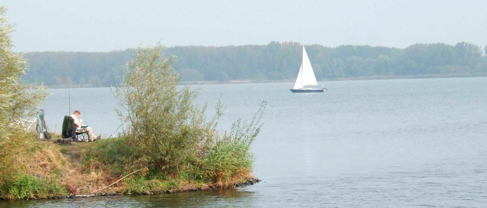 Ein Angler genießt die Ruhe am Großen Zernsee in Werder (Havel).
