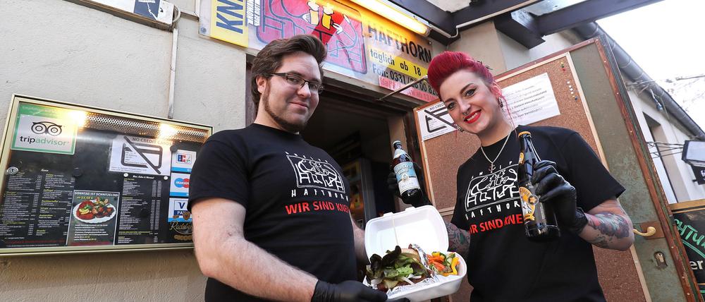 Tino Sommer und Marnie Platzke verkaufen in der Kneipe Hafthorn Burger und Fritten zum Mitnehmen.