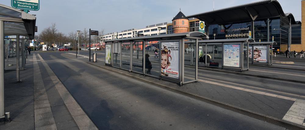 Menschenleer waren die Bussteige vor dem Hauptbahnhof in Potsdam (Brandenburg).