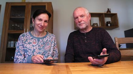 Hanna Kosianchuk mit ihrem Gastgeber - eine Smartphone-App hilft bei der Kommunikation.