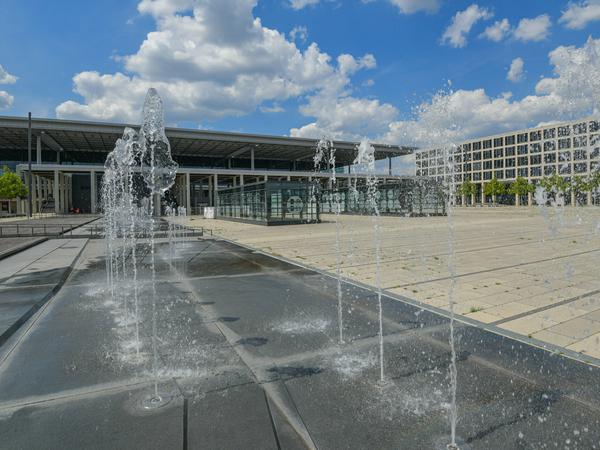 Ein Springbrunnen plätschert vor dem Terminal des Hauptstadtflughafens Berlin Brandenburg Willy Brandt (BER). 