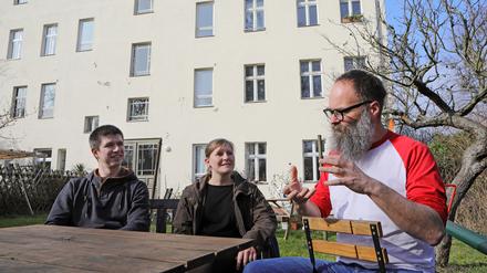 Matthias Zimmermann, Madaida Lemke und Sebastian Könitz (v.l.) wollen gemeinsam mit ihren Nachbarn das Haus kaufen. 
