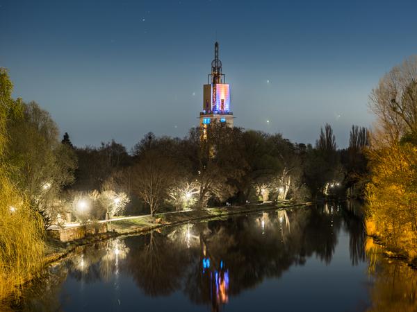 Blick über die Freundschaftsinsel auf den Turm der Heilig-Geist-Residenz. Mit der Turmbeleuchtung wurde im vergangenen Jahr ein Zeichen der Hoffnung in den Zeiten von Corona für die Menschen in Potsdam gesetzt.
