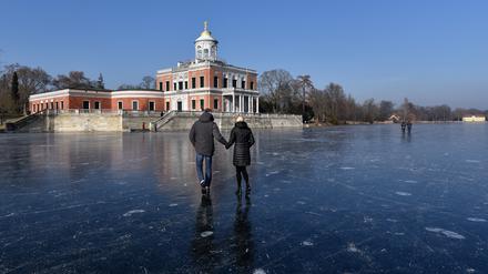 Am Wochenende und zum Beginn der Woche war es in Potsdam noch kälter, viele Potsdamer waren beispielsweise auf dem zugefrorenen Heiligen See unterwegs. Jetzt sollte man die Eisflächen meiden.