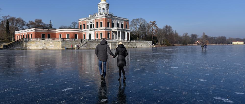 Am Wochenende und zum Beginn der Woche war es in Potsdam noch kälter, viele Potsdamer waren beispielsweise auf dem zugefrorenen Heiligen See unterwegs. Jetzt sollte man die Eisflächen meiden.