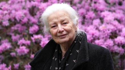 Die Autorin Helga Schütz ist auch Gärtnerin. Die Mauer geht 1961 mitten durch ihren Garten in Groß Glienicke.