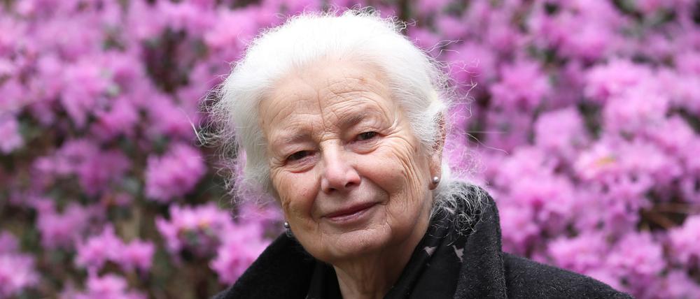 Die Autorin Helga Schütz ist auch Gärtnerin. Die Mauer geht 1961 mitten durch ihren Garten in Groß Glienicke.
