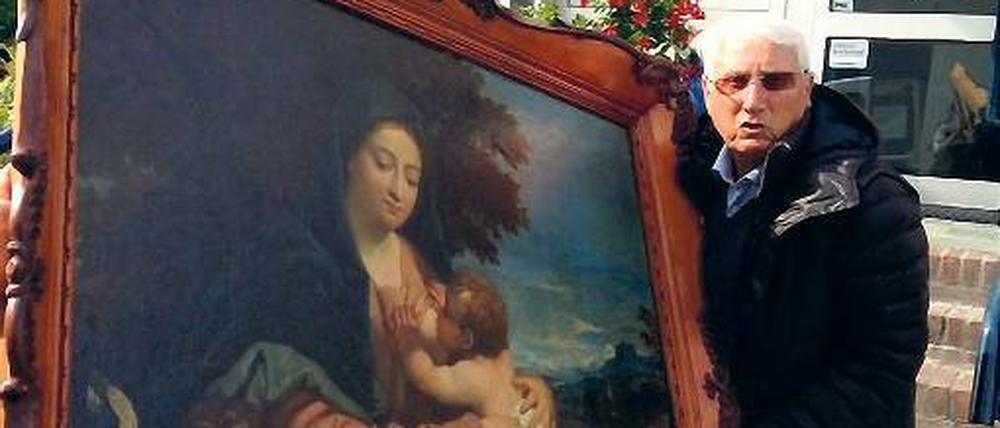 Ein Mann von einem Bild. Der niederländische Kunstdetektiv Ben Zuidema posiert mit dem 1945 aus dem Schloss Sanssouci entwendeten Gemälde „Madonna mit Johannesknaben“ des Renaissance-Künstlers Benedetto Caliari.