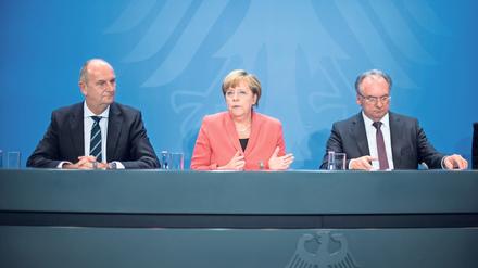 Brandenburgs Ministerpräsident Dietmar Woidke (l., SPD), Bundeskanzlerin Angela Merkel (CDU) und Reiner Haseloff (r., CDU), Ministerpräsident von Sachsen-Anhalt.