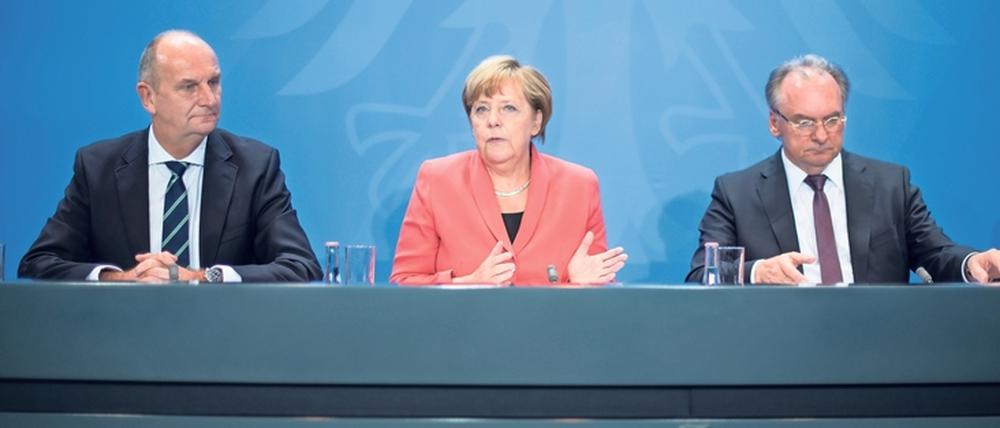 Brandenburgs Ministerpräsident Dietmar Woidke (l., SPD), Bundeskanzlerin Angela Merkel (CDU) und Reiner Haseloff (r., CDU), Ministerpräsident von Sachsen-Anhalt.