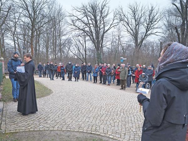 Gemeinsam gedenken. Ein Ökumenisches Friedensgebet für die Ukraine organisierten christliche Kirchen, auch vor der Alexander-Newski-Gedächtniskirche, deren Gemeinde das Friedensgebet unterstützt, wurde am Wochenende gebetet.