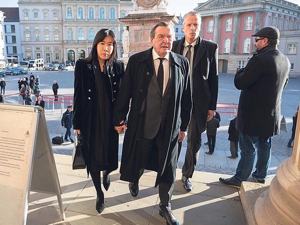 Ex-Kollegen. Gerhard Schröder mit Ehefrau So-yeon Schröder-Kim. Unter ihm als Kanzler war Manfred Stolpe Verkehrsminister.