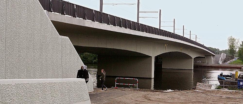 Zur Hälfte fertig, könnte man meinen. Doch bis die Humboldtbrücke auch auf der anderen Seite so aussieht, gehen noch Jahre ins Land. Frühestens 2015, gab die Stadt gestern zu, wird der Havelübergang komplett saniert sein. Die Bauarbeiten werden dann fast zehn Jahre gedauert haben.