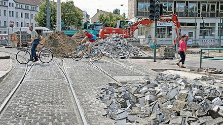 Aufgerissene Gleisanlagen und Straßen zwischen Pölatz der Einheit und Hauptbahnhof. Bis Ende August soll alles fertig sein. Dazu wird der Straßenbahnverkehr in der zweiten Augusthälfte eingestellt.