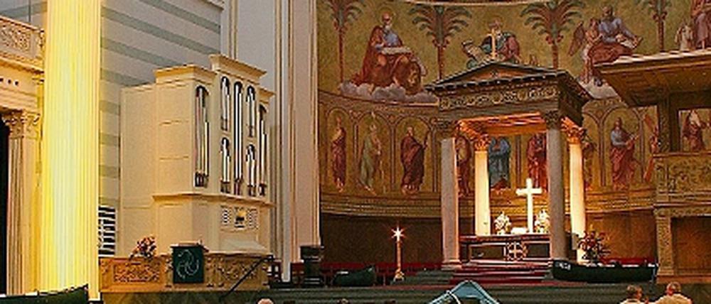 Das Kirchenschiff einmal anders interpretiert. Eine Licht-Bild-Ton-Illustration sollte bei der Nacht der offenen Kirchen den Besuchern die Kirche St. Nikolai näher bringen.