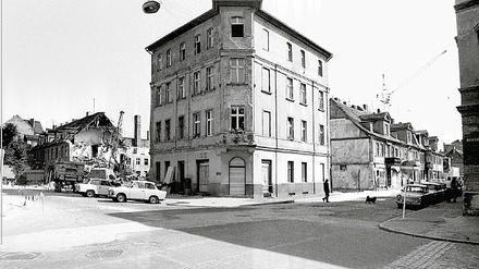 Ruinös. Die Gutenbergstraße in der Potsdamer Innenstadt Ende der 1980er. Der Verfall konnte nur mühsam gestoppt werden, der Aufbruch der Stadt dauerte Jahre.