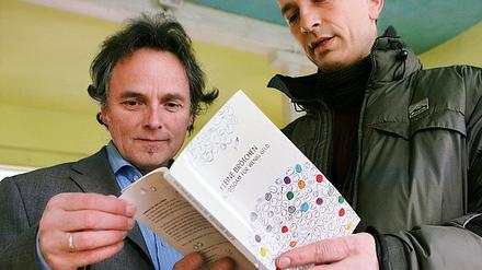 Autor Klaus Stawecki mit Diakonie-Chef Marcel Kankarowitsch (l.).