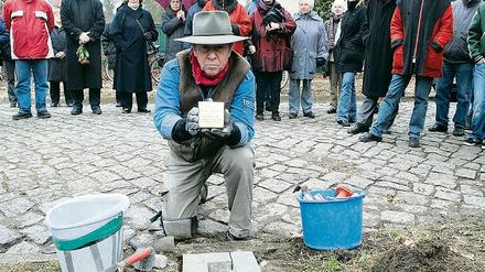 Gunter Demnig beim Setzen eines seiner Stolpersteine.