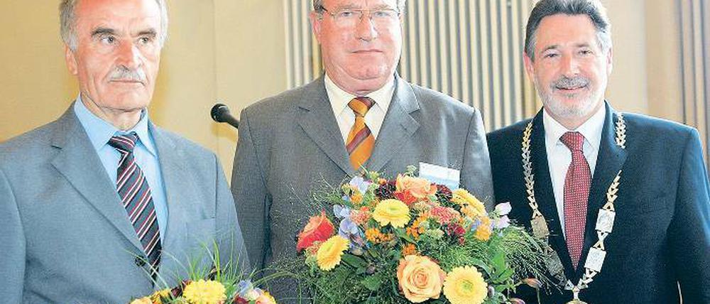 Verewigt. Oberbürgermeister Jann Jakobs (r.), sein Vorvorgänger Horst Gramlich und der erste Nachwende-Stadtpräsident Helmut Przybilski (v.l.).