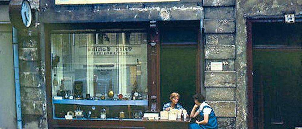 Reparaturen statt Gold und Silber. Zu DDR-Zeiten wurde bei Herrendorf, hier das Geschäft in der Dortustraße, nur ein wenig Modeschmuck verkauft. Zu reparierende Uhren bestimmten das Geschäft.