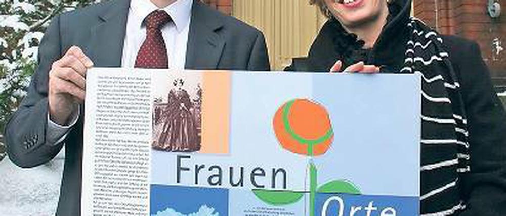 Feierlich: Ministerin Münch übergab die Tafel an die Hoffbauer-Stiftung.
