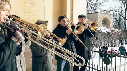 Posaunenklang im italienischen Ambiente. Das Ensemble Con Piacere spielte am 1. Januar zum traditionellen Neujahrskonzert am Belvedere auf dem Pfingstberg auf. Trotz Schneemassen waren Hunderte Potsdamer erschienen.