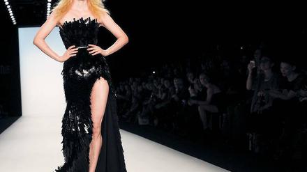 Teuflisch oder engelsgleich. Topmodel Franziska Knuppe ist ein gefragtes Gesicht bei der Berlin Fashion Week. Sie zeigte unter anderem diese spektakulären Kleider von Level Couture, entworfen von Lessja Verlingieri.