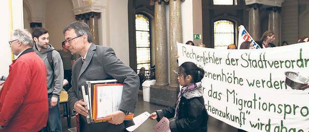 Erfolgloser Protest. Mitglieder des Mädchentreffs Zimtzicken hatten im Stadthaus gegen die Streichung der Mittel für das Migrationsprojekt Mädchenzukunft protestiert. Vergeblich  Kämmerer Burkhard Exner (SPD, 2.v.l.) brachte den Etat dennoch durch.